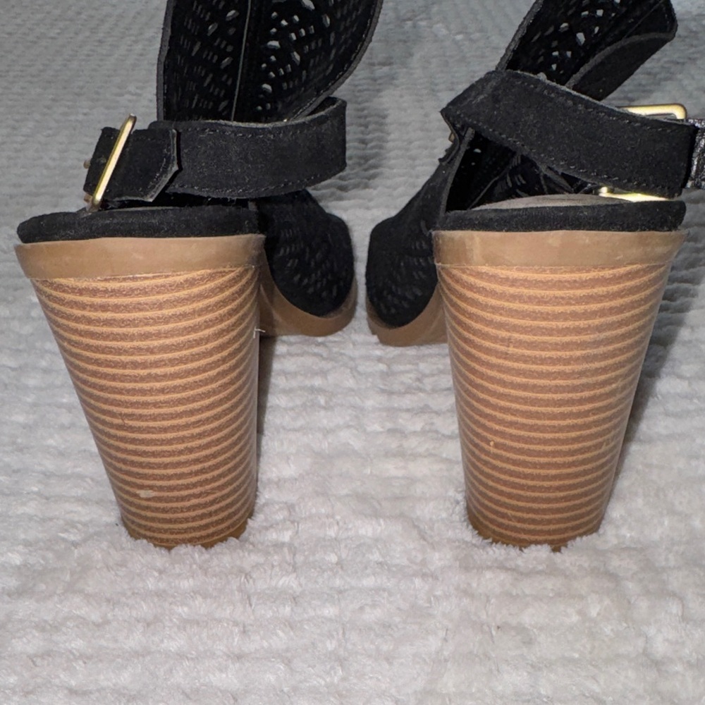 ✨🖤 Like New - DV Black Perforated Heeled Sandals – Women’s Size 6.5 - Picture 6 of 10
